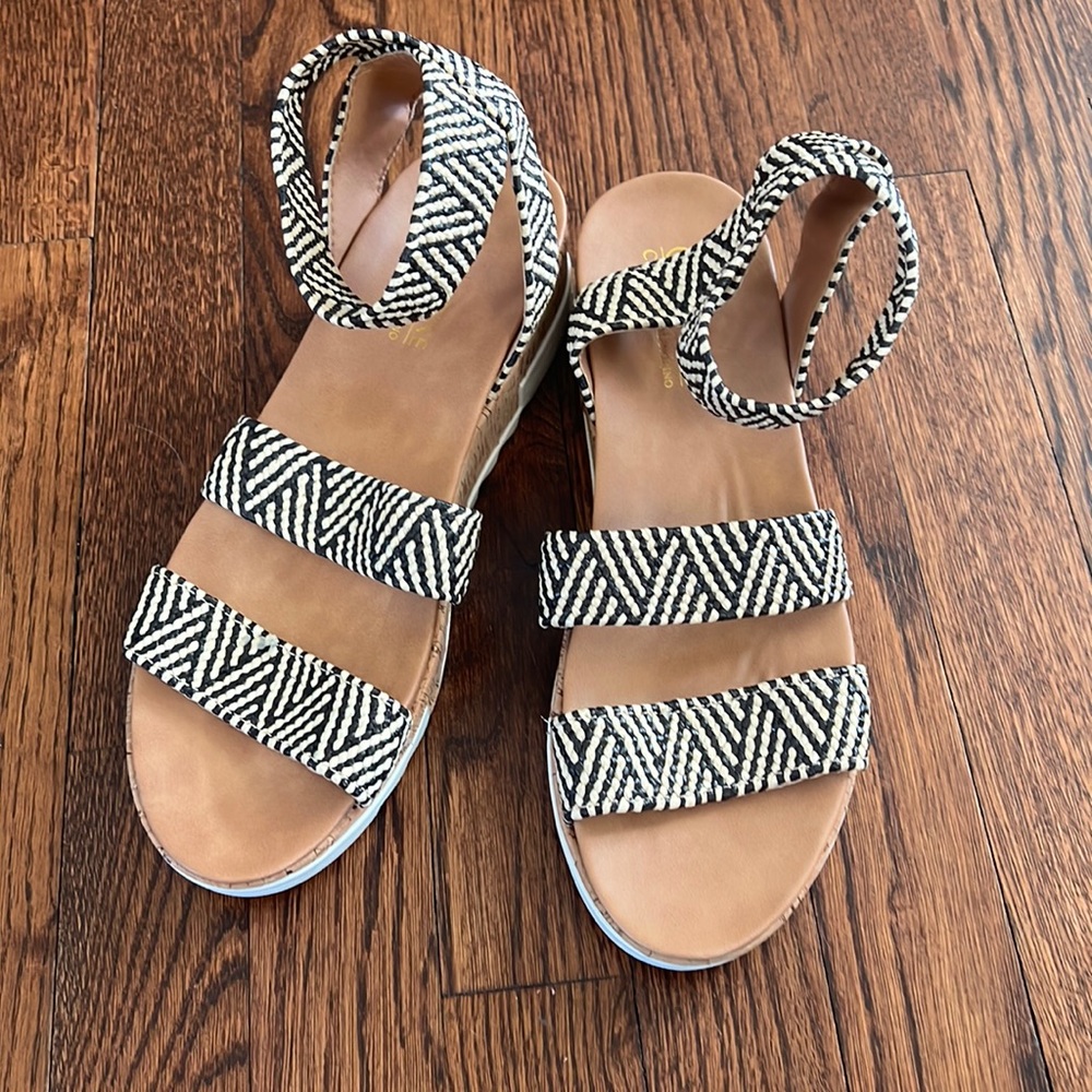 5/$10!! Catherine Malandrino Sandals